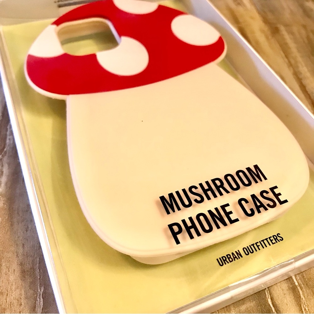 NWT URBAN OUTFITTERS | iPhone 12 / 12 Pro Fun Mushroom Hippie Phone Case